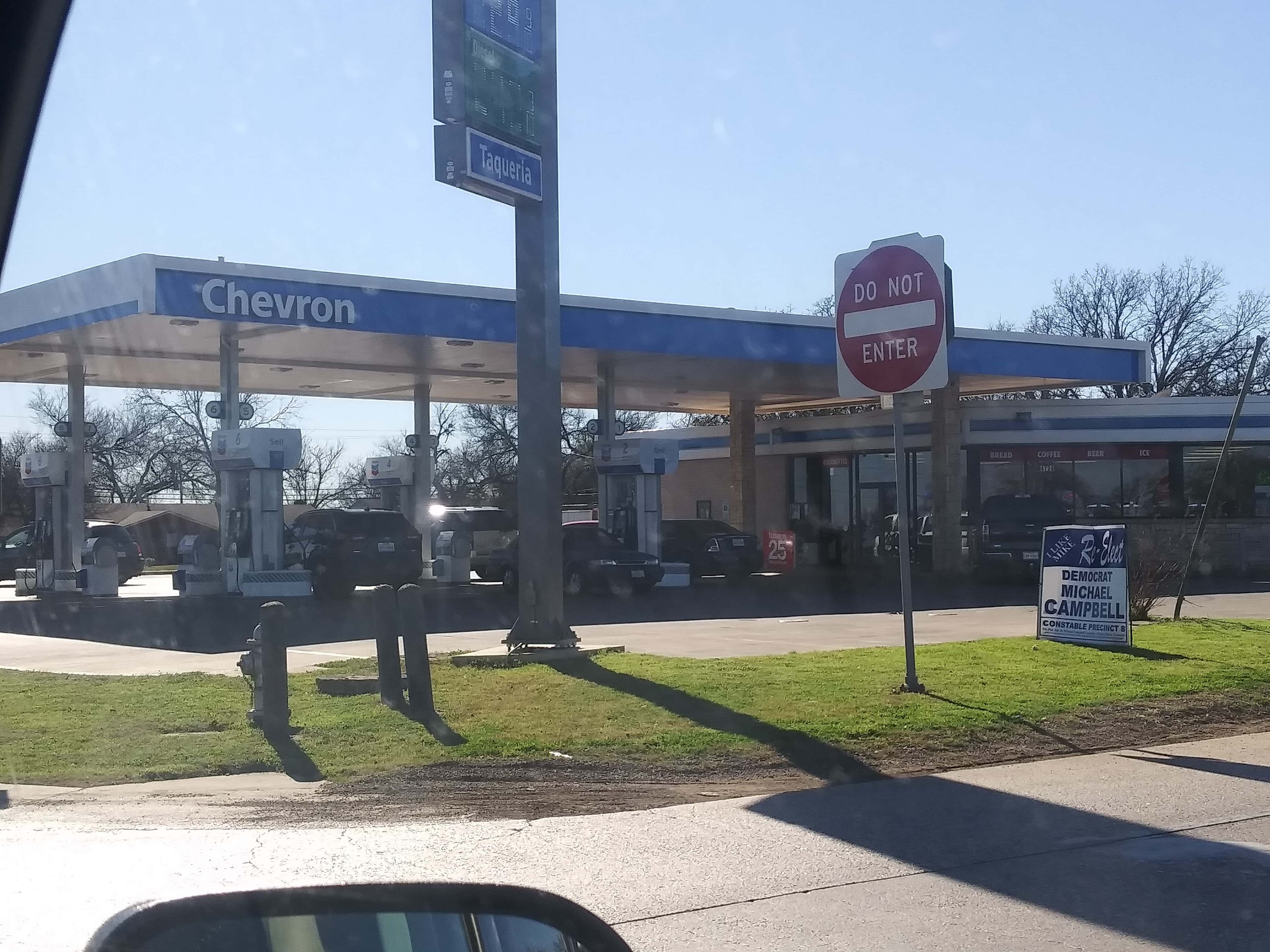 Chevron - Fort Worth (TX 76140), US, full service gas station