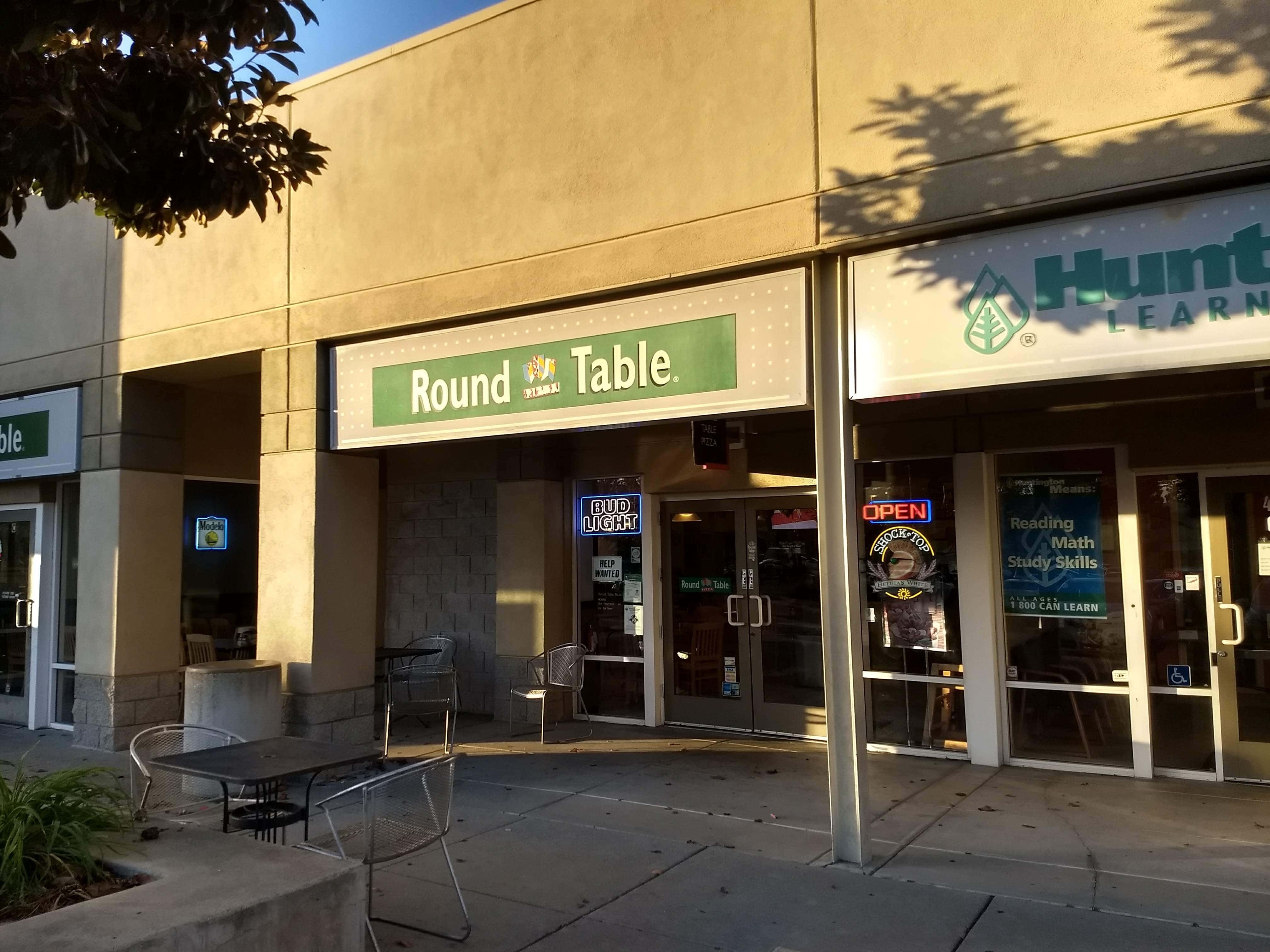 Round Table Pizza - Pleasanton (CA 94588), US, fast food restaurant