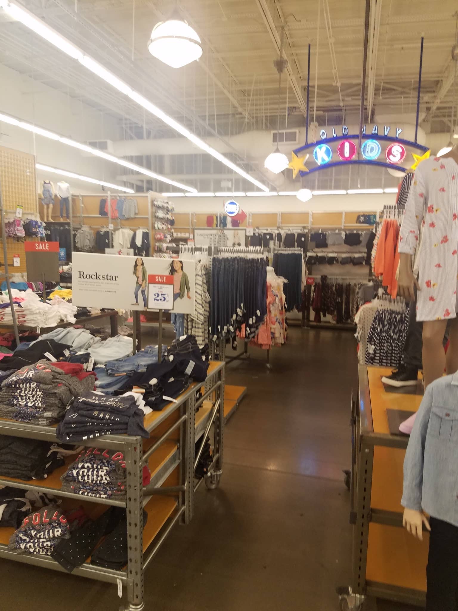 Old Navy Outlet - Tempe (AZ 85282), US, clothes for cheap