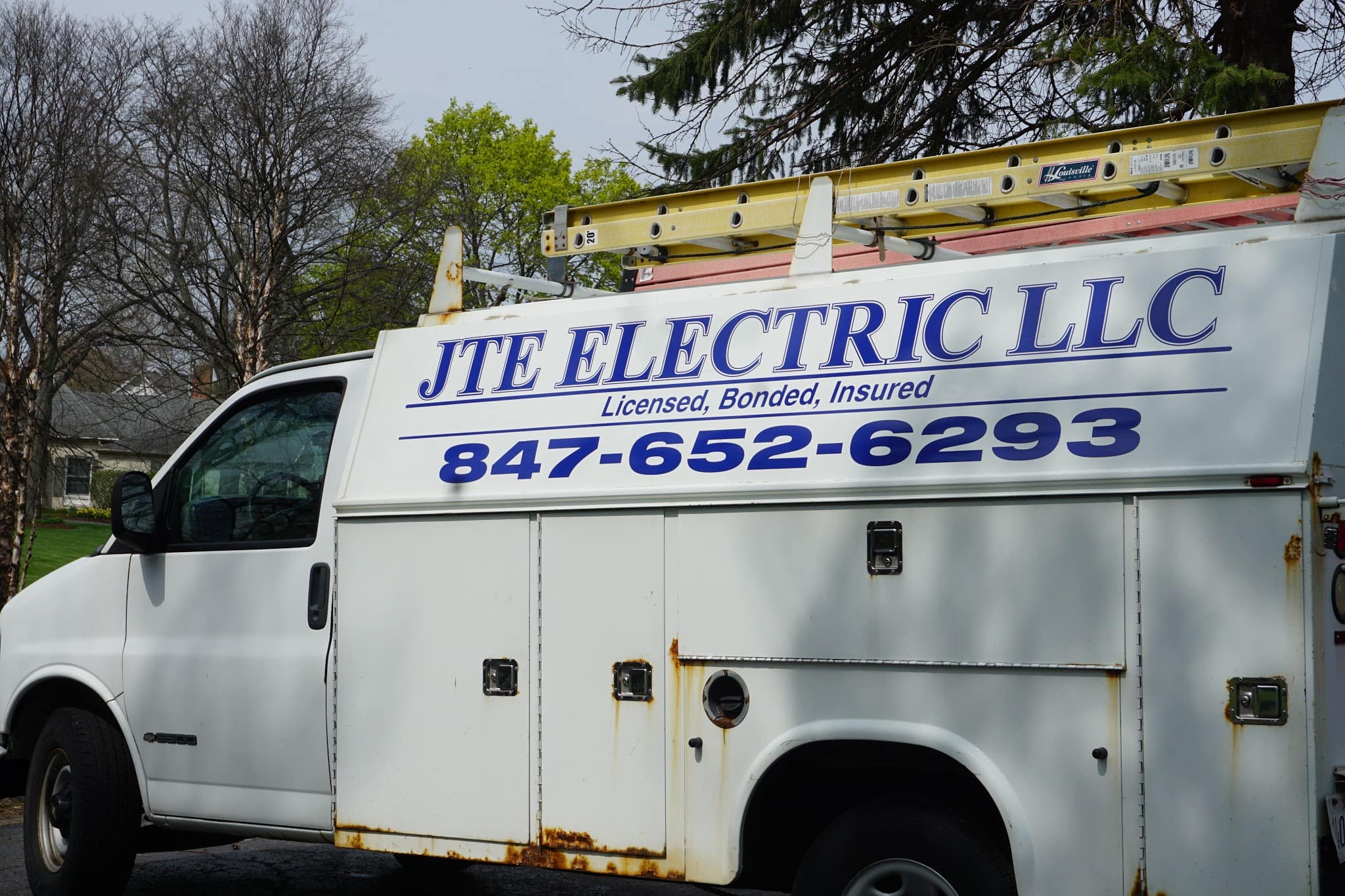 JTE Electric LLC - Elk Grove Village, IL, US, cost to replace electrical outlet