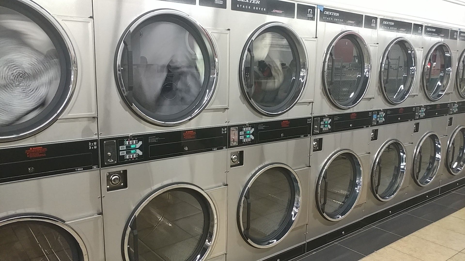 Lavanderia Coin Laundry - Pomona, CA, US, 24 hour laundromat near me open now
